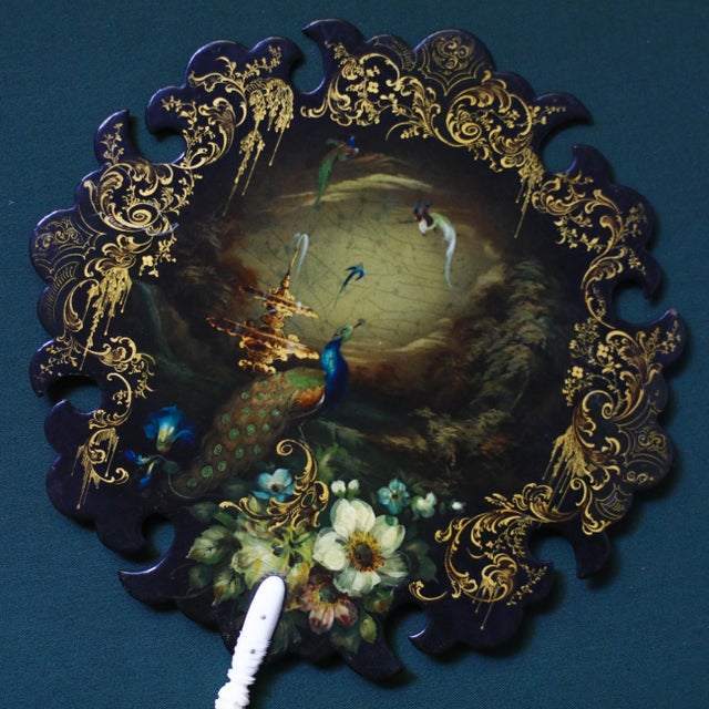 Mid 19th Century Victorian Papier-Mâché Face Screen, c.1850–1870, English Hand-Painted Laqcuer Peacock & Gilt For Sale - Image 5 of 5