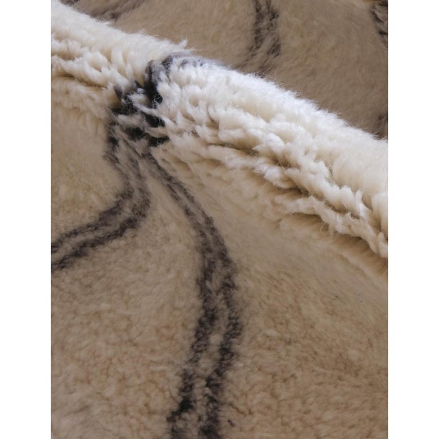 Handwoven Moroccan Beni M'Rirt Rug - 8.5 X 4.9 Ft For Sale - Image 4 of 11