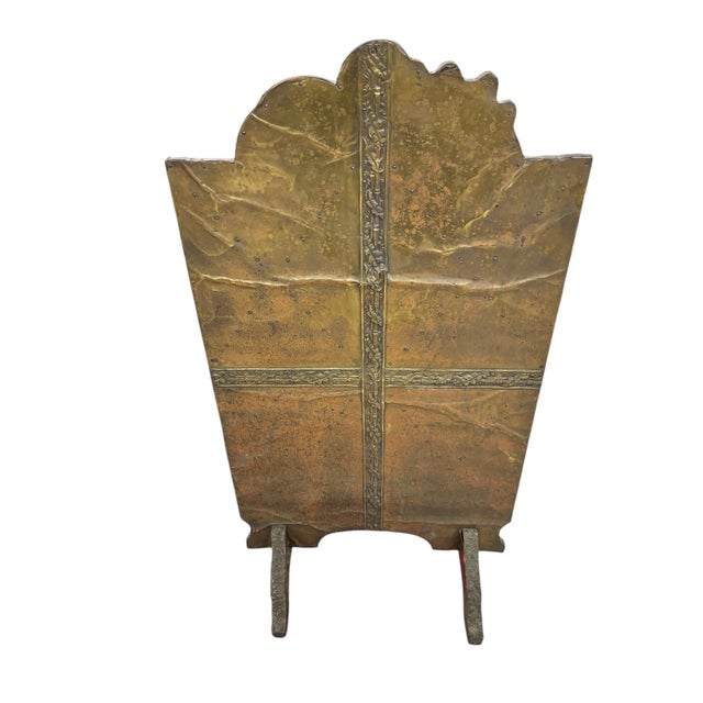 This exquisite brass fire screen is a stunning addition to any fireplace. Crafted in the 1920s, this antique original is...