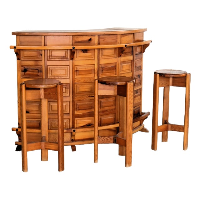 Brutalist Bar and Bar Stools in Pine, 1970s, Set of 4 For Sale