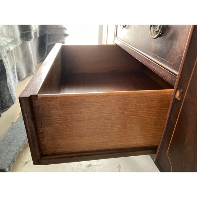 Early 20th Century Hepplewhite-Style Mahogany Display Cabinet With Satinwood Inlay For Sale - Image 13 of 13