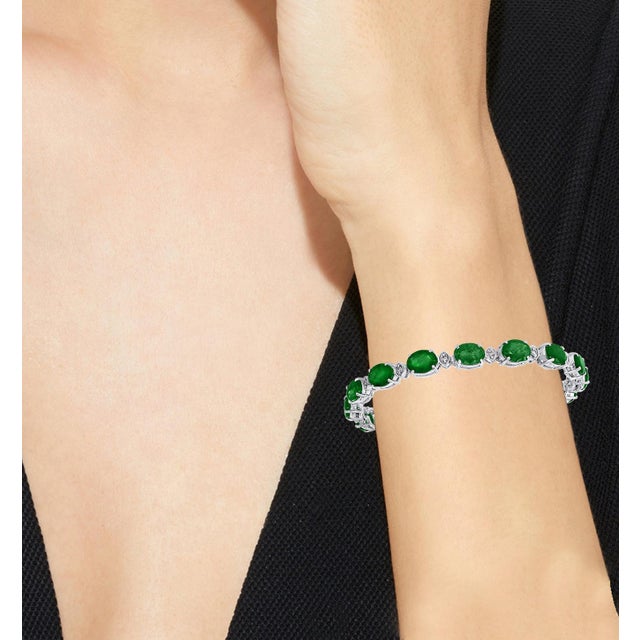 14 Carat Emerald 0.8 Carat Diamond Tennis Bracelet 18 Karat White Gold For Sale - Image 9 of 18