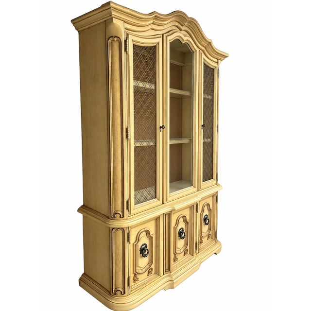 French Provincial Vintage Stanley Furniture French Provincial Lighted China Cabinet / Hutch – Antique Ivory For Sale - Image 3 of 12