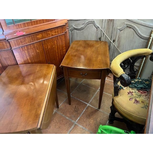 Pair of 1950s Mahogany American Small Drop Leaf Side or End Tables. For Sale In West Palm - Image 6 of 6