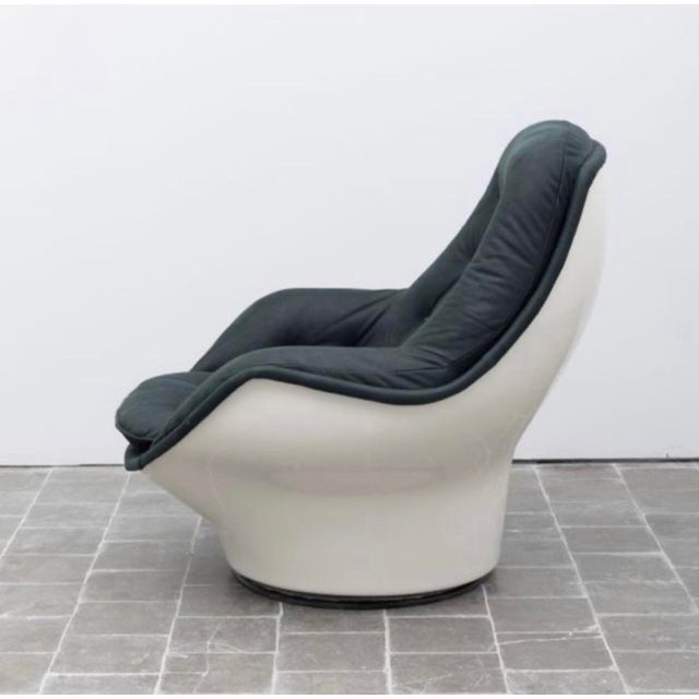 Beautiful AIRBORNE Yoga model armchair made of fiberglass and leather, in excellent condition, like new.