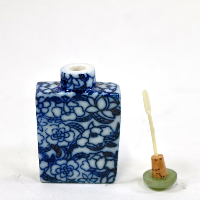 Chinoiserie Vintage Blue and White Floral Chinese Snuff Bottle With Green Stone Top For Sale - Image 3 of 8