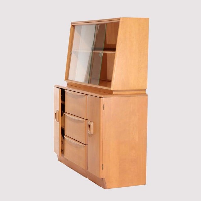 1950s Vintage Heywood Wakefield Birch Two Piece Breakfront in Champagne Finish C1950 For Sale - Image 5 of 8