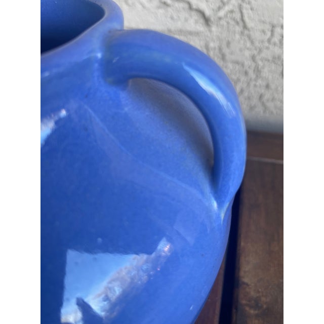 1920s Antique Zanesville Ohio Art Pottery Gloss Cornflower Blue Double Handle Vase For Sale - Image 5 of 6