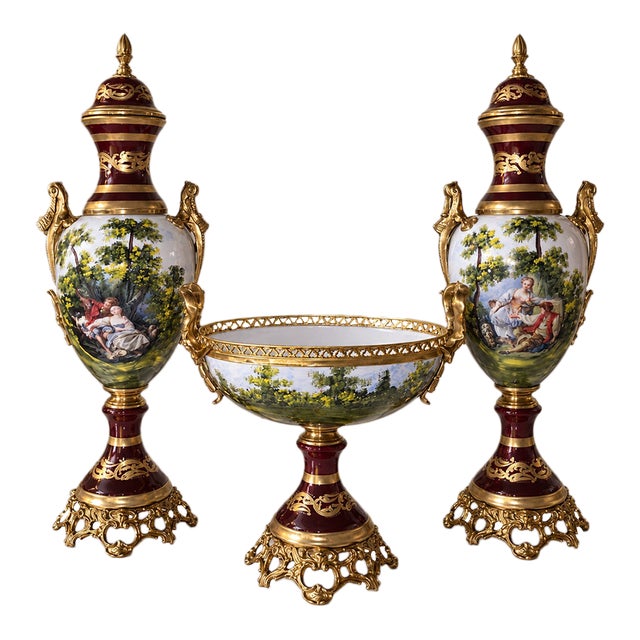 French Style Burgundy & White Porcelain Garniture Set With Two Covered Vases and Central Jardinière – Gold Leaf & Bronze For Sale
