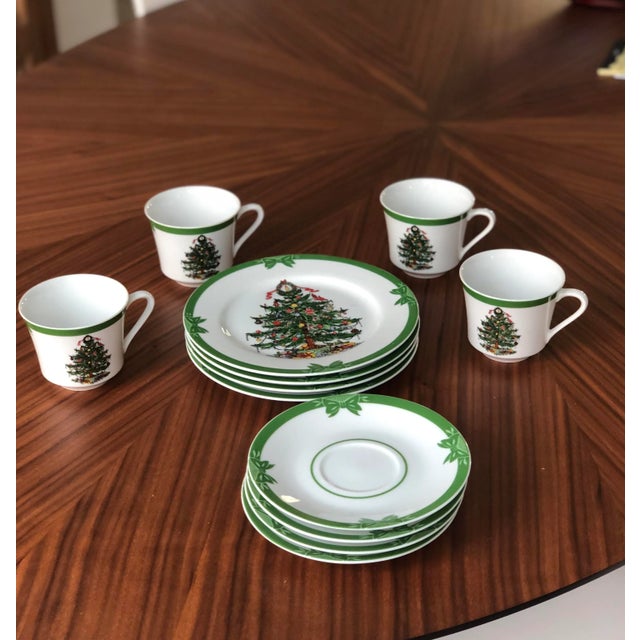 This is the perfect post-holiday dinner dessert set. The details "present" in the presents in the Victorian Christmas...