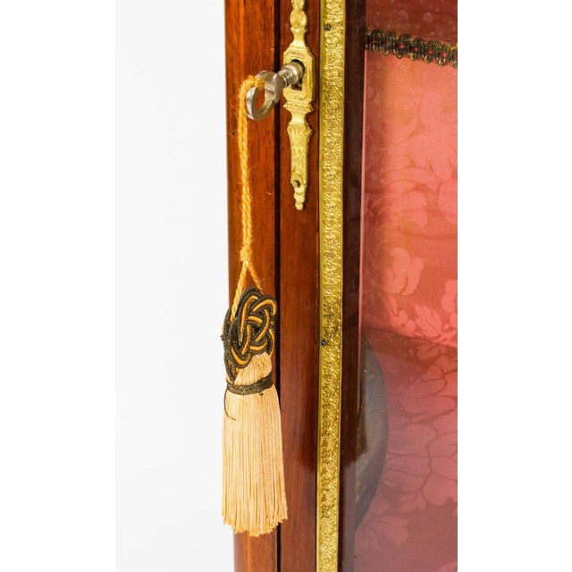 French Display Cabinet from Vernis Martin, 19th Century For Sale - Image 13 of 18