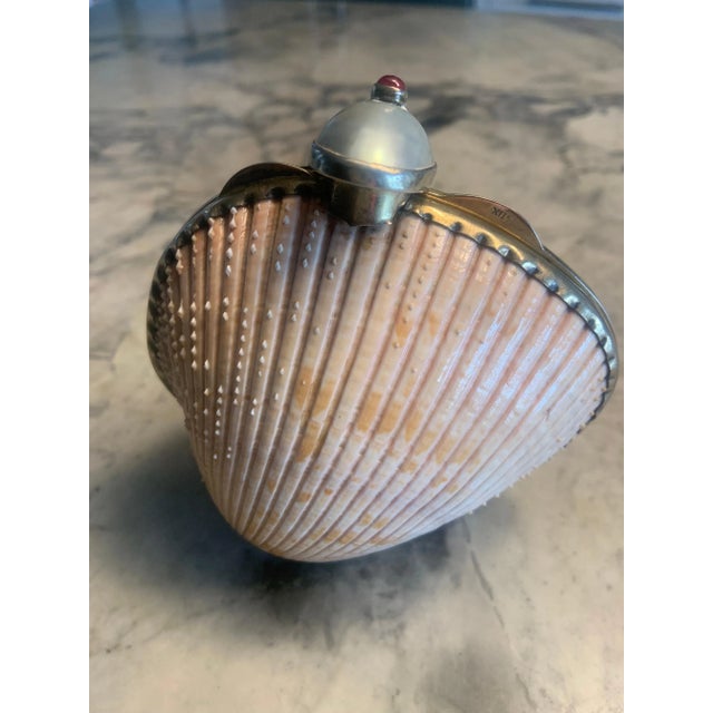 Beige Marguerite Stix Shell Minaudiere with a Pearl and Cabochon Ruby Clasp circa 1965 For Sale - Image 8 of 11