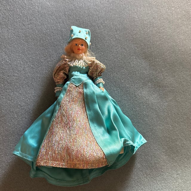 Vintage 1950 hand made Doll . In length of age it's in great condition . Back great History