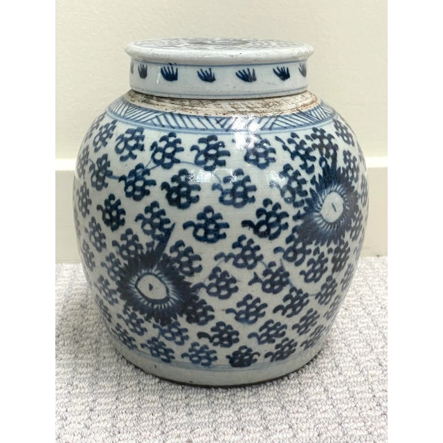 Chinoiserie Antique Chinese Early Export Blue and White Porcelain Jar With Lid For Sale - Image 3 of 7
