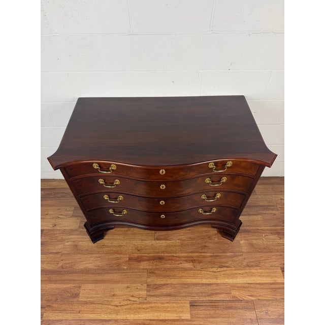 Stickley Stickley Williamsburg Reserve Collection Mahogany Blackwell Serpentine Chest For Sale - Image 4 of 10
