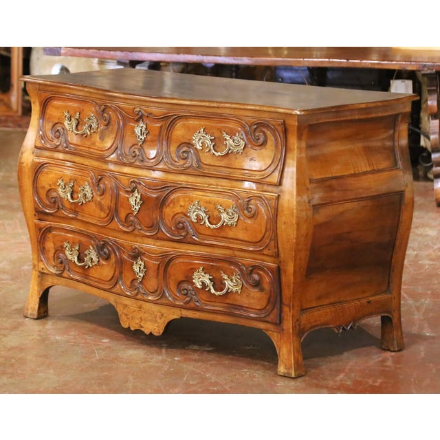 Mid 18th Century 18th Century French Louis XV Walnut Serpentine “Commode Tombeau” From Bordeaux For Sale - Image 5 of 13