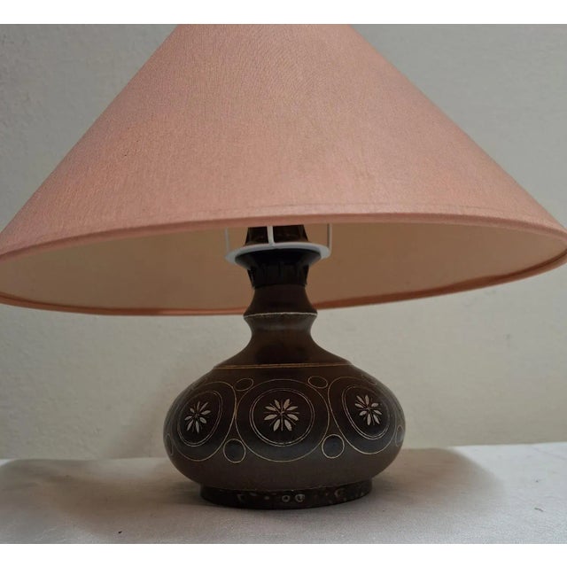 Vintage German Table Lamp with Handmade Ceramic Base from Thoms and Original Salmon-Colored Fabric Shade, 1980s For Sale - Image 4 of 10