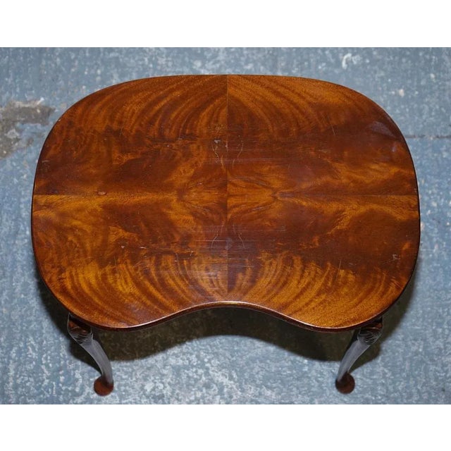 Gold Vintage Kidney Shape Flamed Mahogany Nest of Three Tables with Queen Anne Legs, Set of 3 For Sale - Image 8 of 15