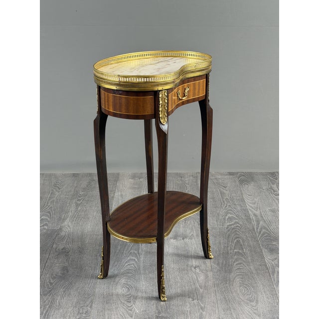 20th Century Louis XVI Pedestal Table in Mahogany and Gilt Bronze, 1940s For Sale - Image 3 of 9