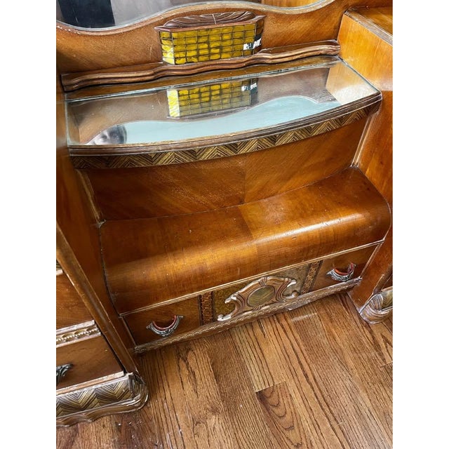 A stunning example of American craftsmanship from the height of the Deco movement, this 1930s waterfall dressing table...