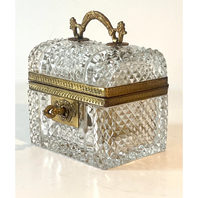 Transparent French Baccarat Diamond Cut Crystal Hinged Domed Box with Four Perfumes and Key For Sale - Image 8 of 12