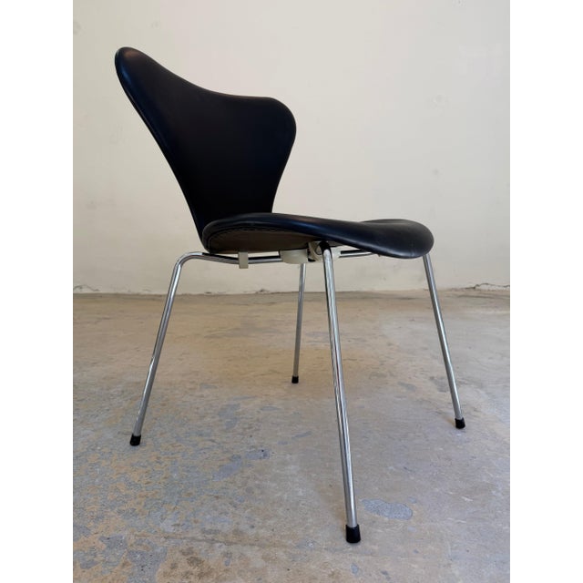 Series 7 Upholstered Chair in Black Genuine Leather by Arne Jacobsen for Fritz Hansen For Sale - Image 13 of 13