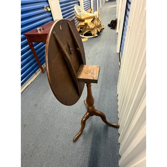 This vintage tilt‑top pedestal table features a round solid‑wood top, tripod base, and classic hinged design. Ideal as a...