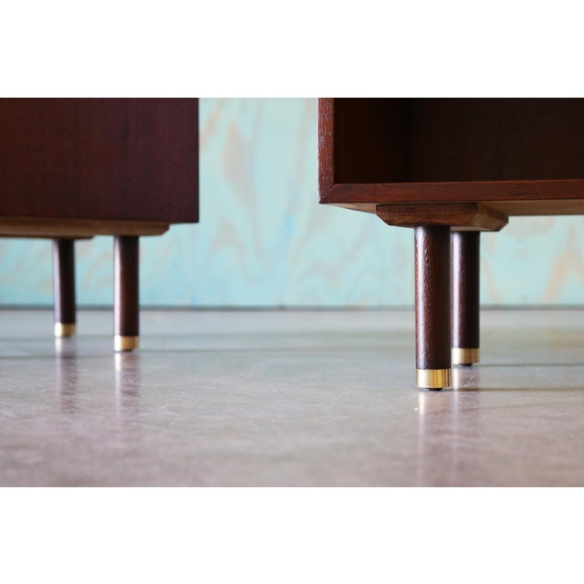 Brown 1950s Harvey Probber Nightstands Pair Mahogany and Brass Mid Century Modern, Attributed For Sale - Image 8 of 11