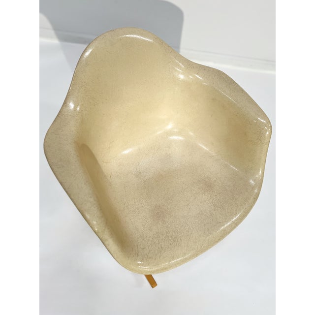 1960s Rocking Chair by Charles & Ray Eames for Herman Miller – Parchment Fiberglass For Sale - Image 12 of 15