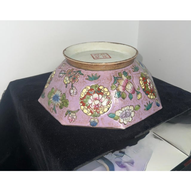 Chinese Porcelain Bowl With a "Made in the Qianlong Reign" Mark. For Sale - Image 4 of 4