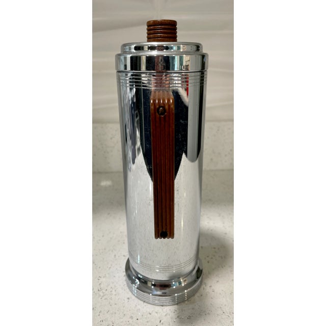 Classic Art Deco design Farberware cocktail shaker from the 1930's. Slim and elegant, it has a snug fitting cap and spout...