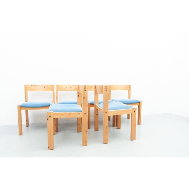 Six Danish-style dining chairs in pine with blue seat cushions. Height 84 cm Width 50 cm Depth 64 cm Very good condition.