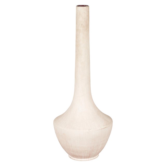A tall contemporary Northern Thai vase from the Prem Collection, with white finish and slender neck. Charming our eyes...