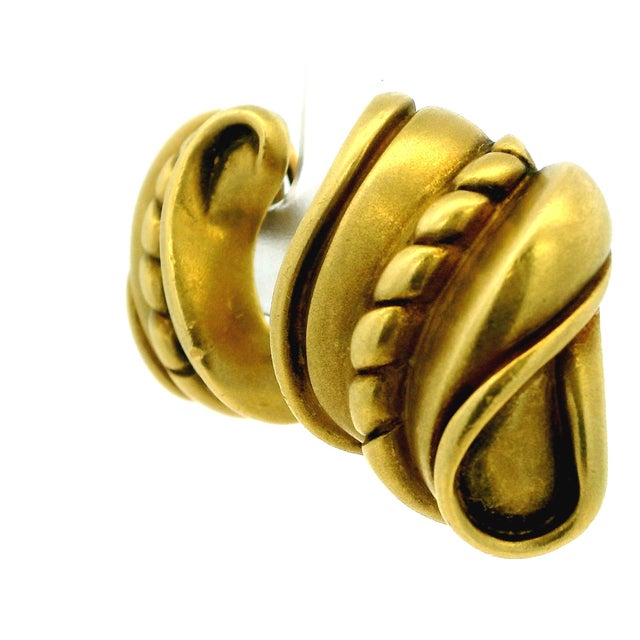 1980s Pair of Barry Kieselstein-Cord 1982 Omega Collection 18k Green Gold Scroll Earrings For Sale In Miami - Image 6 of 13