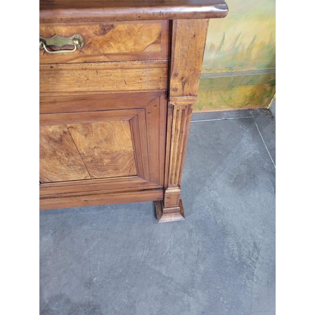 19th-century Bresse buffet in solid walnut and elm. The piece consists of an upper section with two doors, opening onto a...