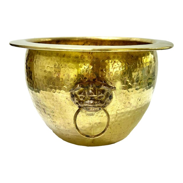 Vintage Hammered Brass Foo Dog Cachepot Planter – Asian Hollywood Regency Champagne Bucket For Sale