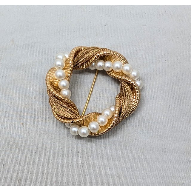 Napier Vintage 1960s Signed Napier Goldtone Faux-Pearl Wrapped Circle Brooch For Sale - Image 4 of 7