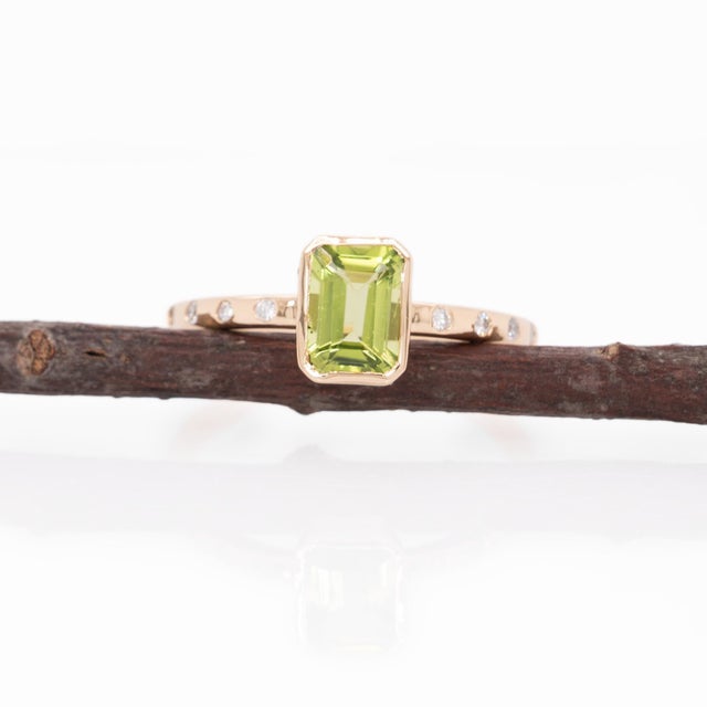 1cts Arizona Peridot Ring With Natural Diamonds Accents: Solid 14k Gold, 7x5mm For Sale - Image 4 of 8