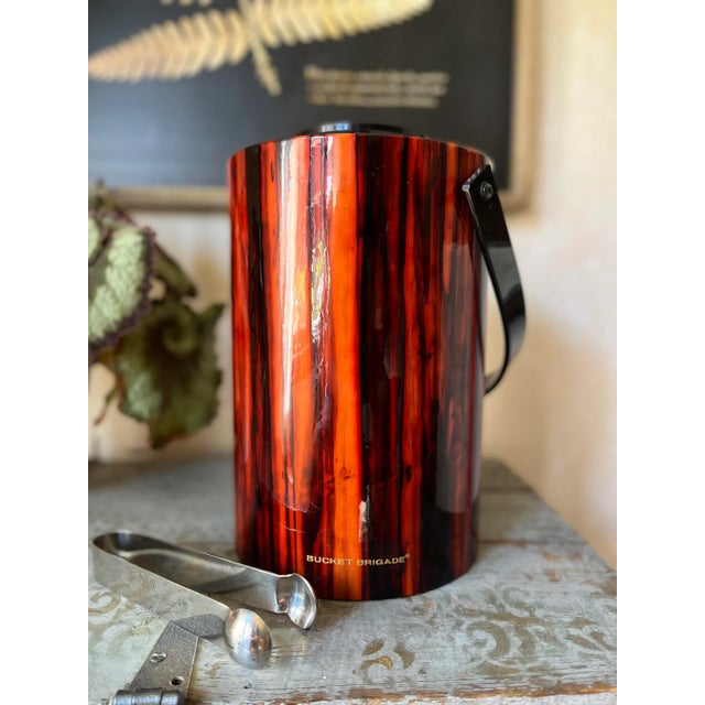 Plastic Faux Bois Lucite “Bucket Brigade” Ice Bucket With Tongs Mid Century For Sale - Image 7 of 9