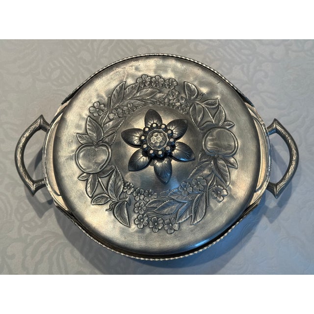 This 1950s Everlast casserole dish has a unique floral pattern. It has been beautifully preserved over the years and is...