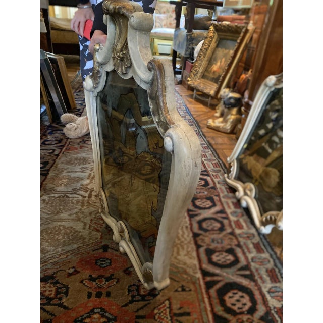 French Early 20th Century Maison Jansen Verre églomisé French Style Mid Century Carved Gilt Mirror For Sale - Image 3 of 12