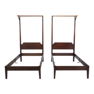 Traditional Kittinger Colonial Williamsburg Twin Mahogany Beds - a Pair For Sale