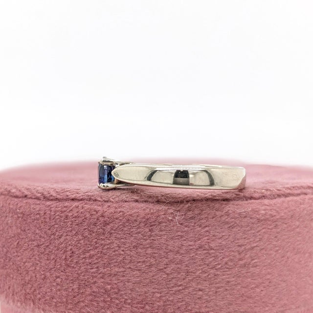 Metal Blue Sapphire Solitaire Ring in Solid 14k Gold, Round Shape 5mm, Size 6.75 For Sale - Image 7 of 8