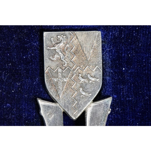 Nice Hunting Shotgun Armorial Coat of Arms Trophy Antique Sterling Silver Spoon With Leather Presentation Box For Sale - Image 4 of 12