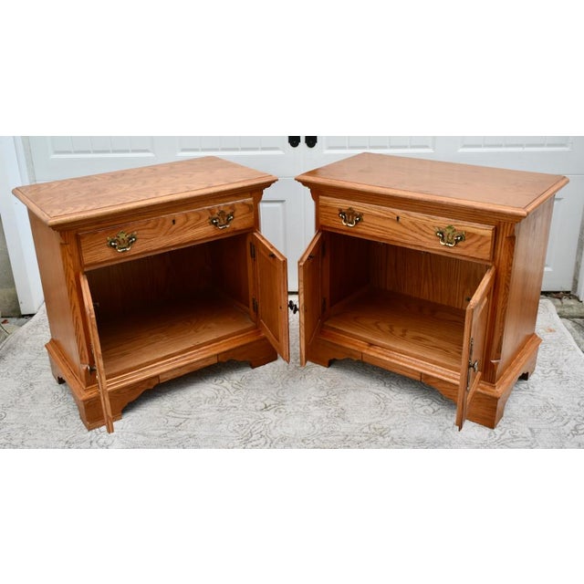 Vintage Thomasville Pair of Traditional Americana Style Oak Nightstands For Sale In Philadelphia - Image 6 of 12