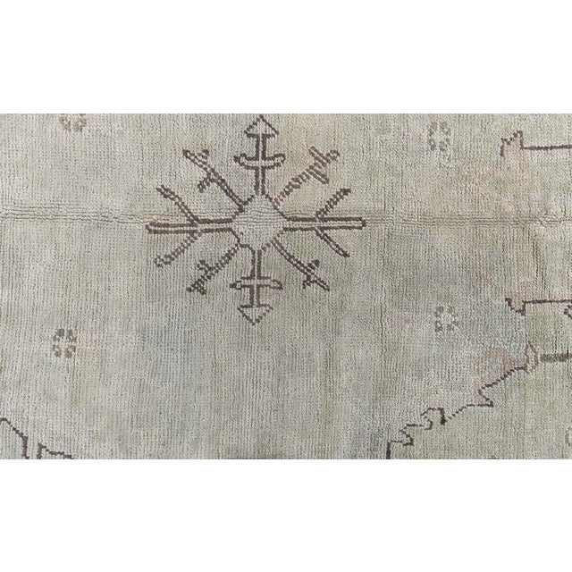 Antique Oushak Turkish Medallion Gray With Beige Carpet - c. 1920 For Sale In New York - Image 6 of 8