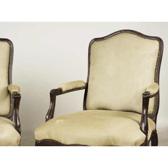 Mid 20th Century A Pair of French Provencial Louis XV-Style Fauteuils Pale White Hide Leather For Sale - Image 5 of 12