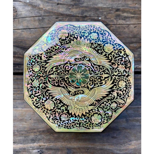 This beautifully crafted Korean octagonal lacquer box is an exceptional example of traditional najeonchilgi, the...