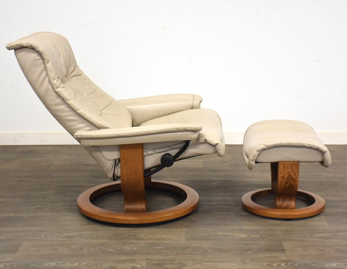 1990s Beige Leather Stressless Ekornes Lounge Chair and Ottoman