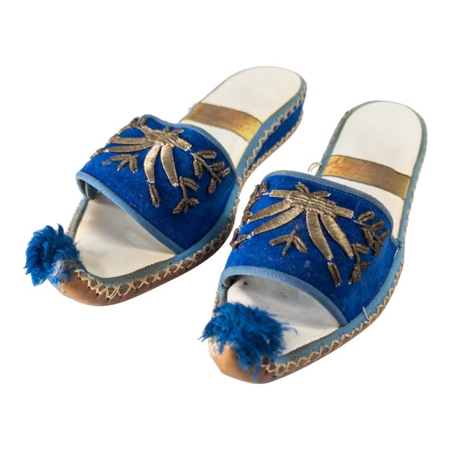 19th Century Pair of Turkish Khussa Mojari Slipper Shoes in Blue Velvet For Sale